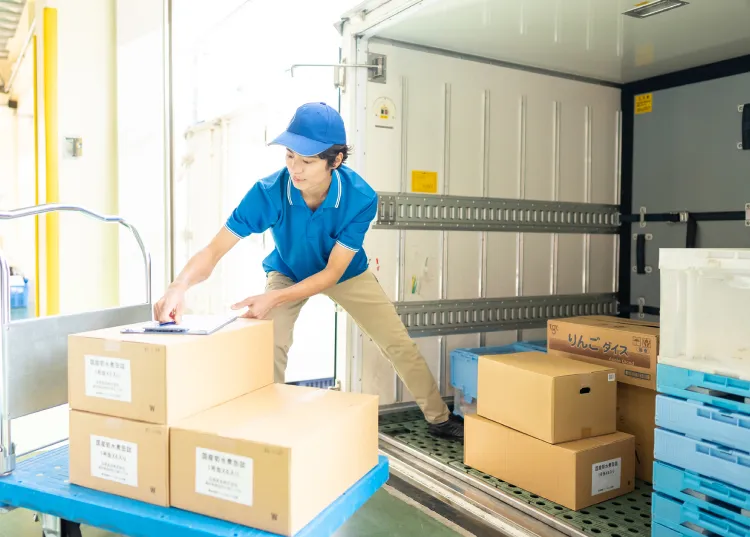 食品工場などで積み荷の積み込み作業